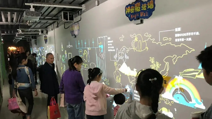 霍格沃兹墙在展厅中的效果展示